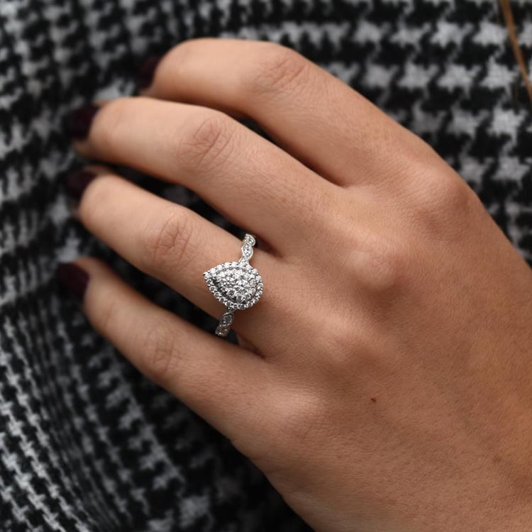 Prsten s diamantovou slzou 49582