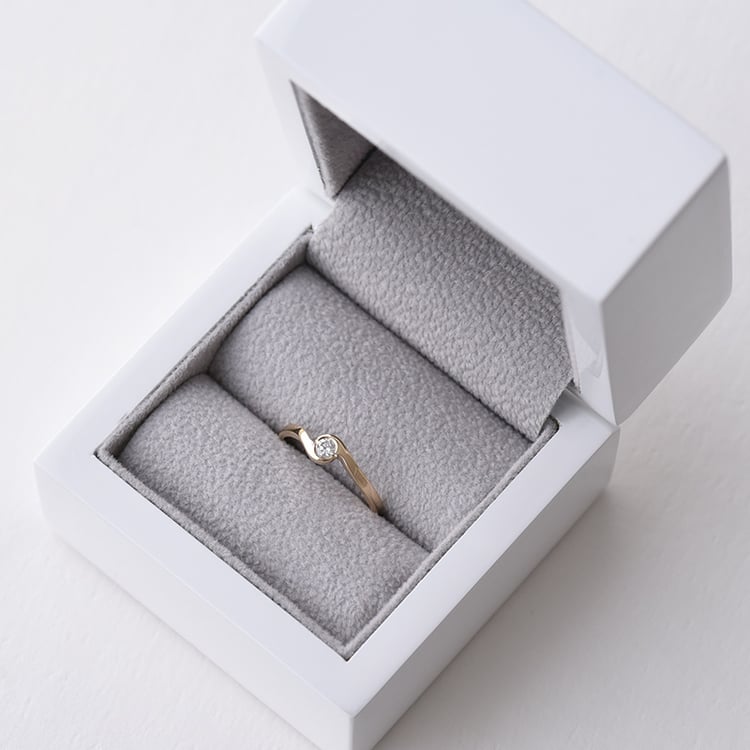 Zlatý prsten s diamanty 74845