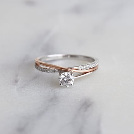 Atypický zásnubní prsten s 0.45ct GIA certifikovaným diamantem Ealair