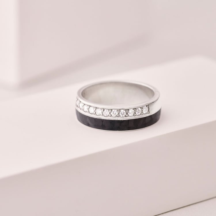 Plochý snubní prsten z karbonu a stříbra se zirkony Cassia 165781