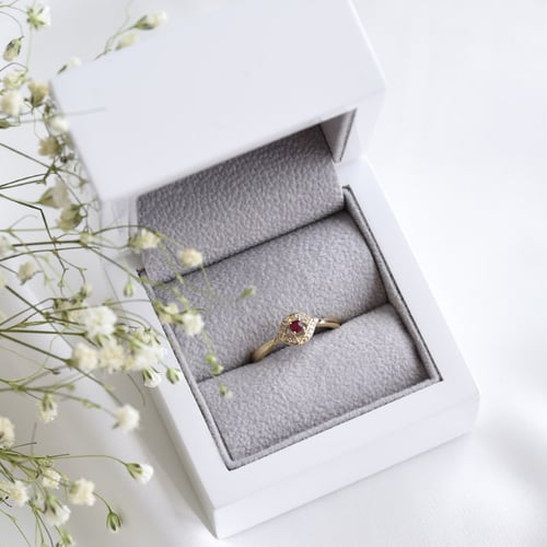 Zásnubní rubínový prsten s postranními diamanty Nurisa