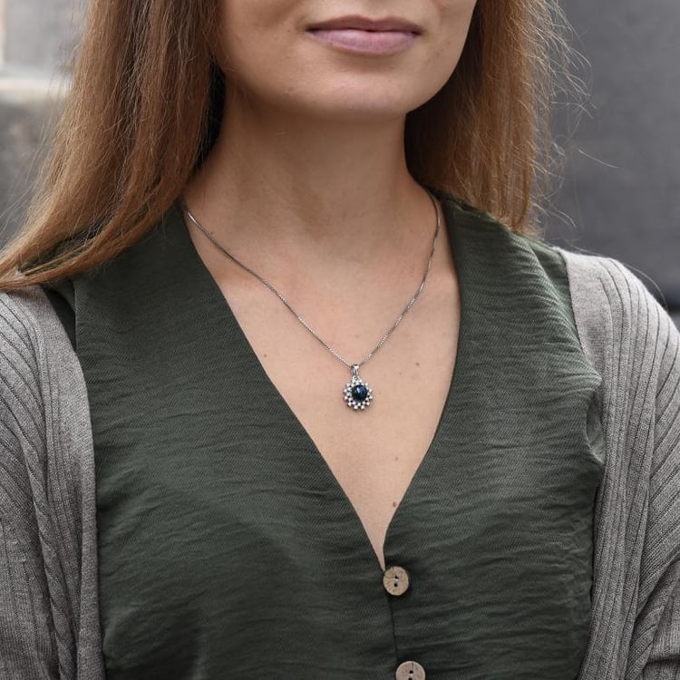 Romantický stříbrný náhrdelník s černou perlou a zirkony Ninetta 49299