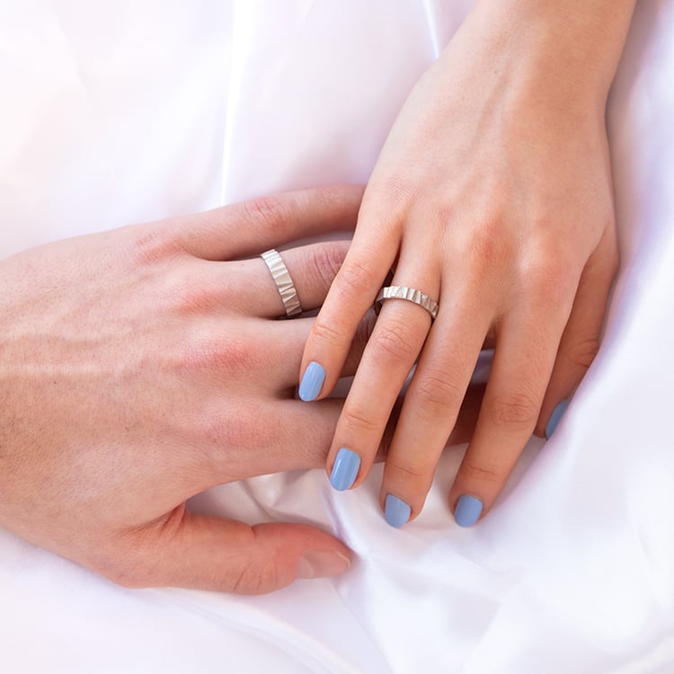 Zlaté tvarované prsteny s matným povrchem a diamanty Kristia 97795