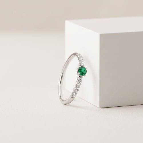 Stříbrný prsten se smaragdem a postranními lab-grown diamanty Nikey