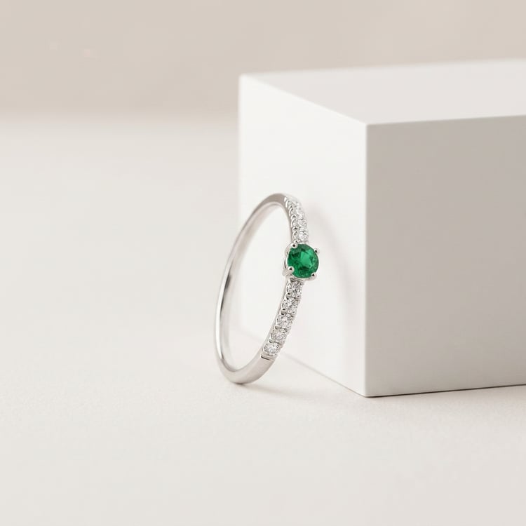 Stříbrný prsten se smaragdem a postranními lab-grown diamanty Mikey 171041