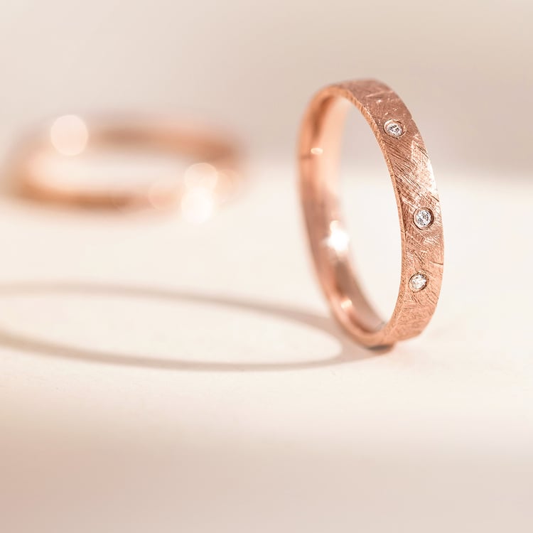 Netradiční zlaté snubní prsteny s diamanty Alexis 157183