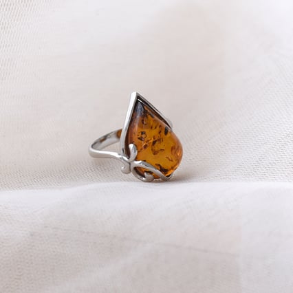 Kapka jantaru v krásném stříbrném prstenu Ciana