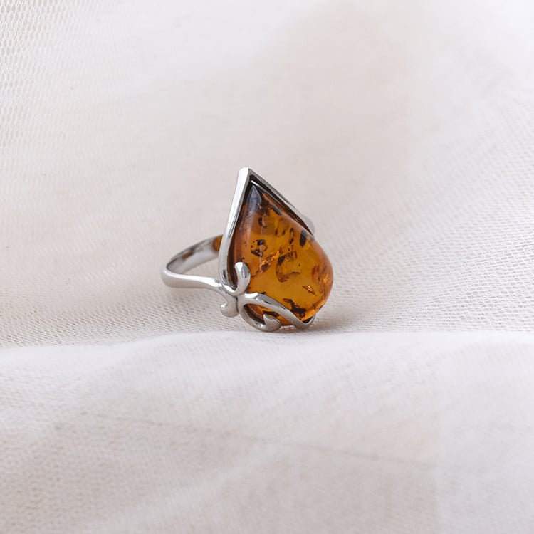 Kapka jantaru v krásném stříbrném prstenu 69552