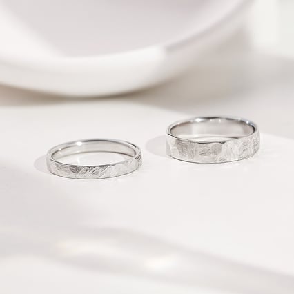 Platinové snubní prsteny s tepaným povrchem Laqen
