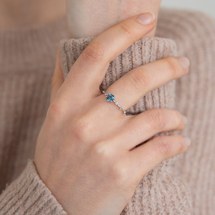 Prsten s londýnským topazem a postranními švýcarskými topazy Imelda 124784