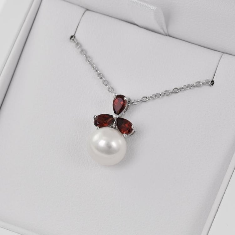 Stříbrný přívěsek s granáty a perlou 28813