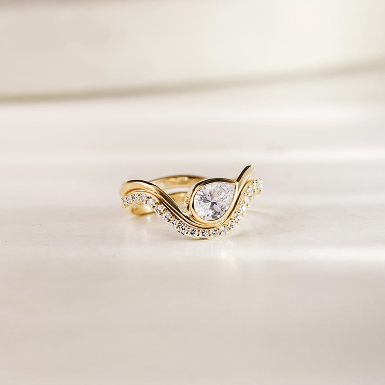 Atypický snubní prsten s diamanty 155083