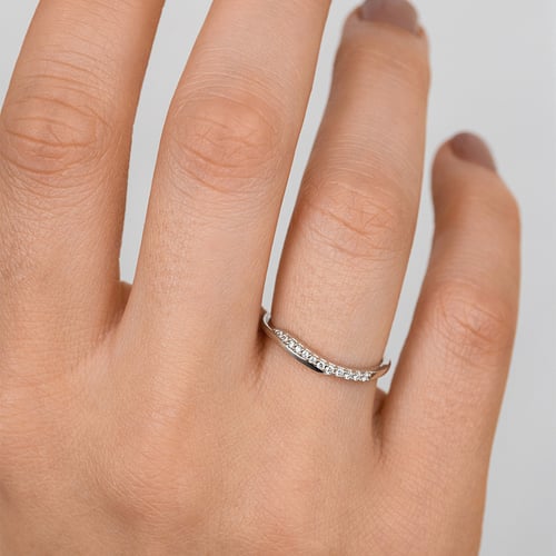 Atypicky zvlněný zlatý prsten s diamanty Vide