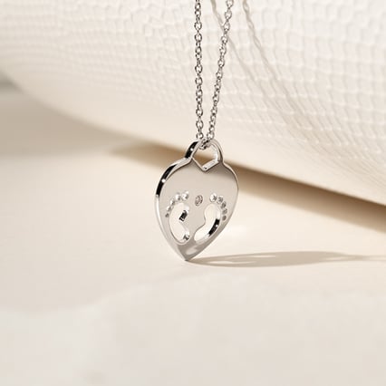 Stříbrný přívěsek dětské nožičky s diamantem a gravírem Olivia