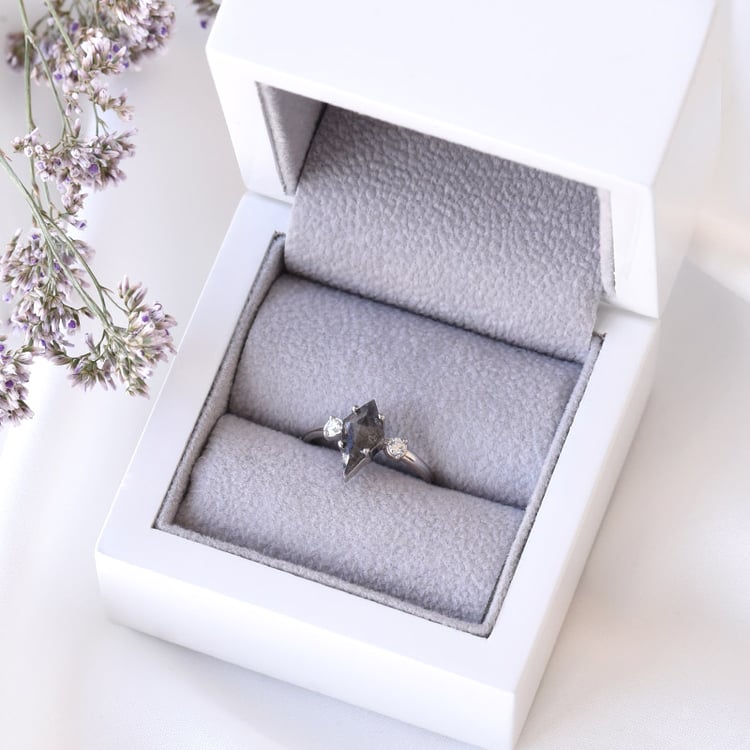 Zlatý prsten s kite salt and pepper diamantem a postranními diamanty 79901