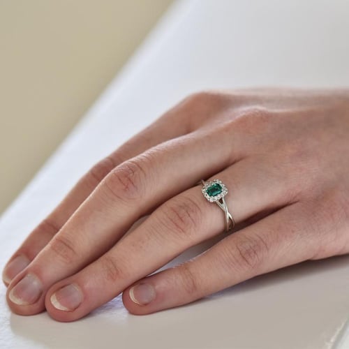 Jemný smaragdový prsten s diamanty Hali