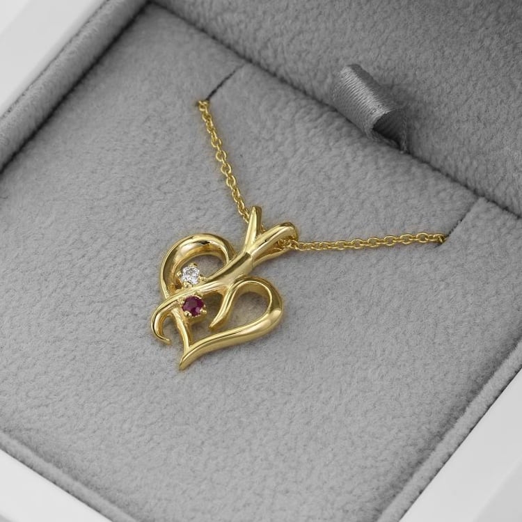 Stříbrný přívěsek ve tvaru srdce s rubínem a diamantem Lynelle 103314