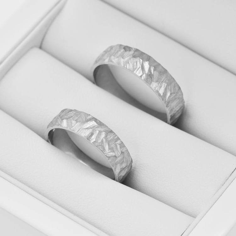 Zlaté snubní prsteny s reliéfem 34707