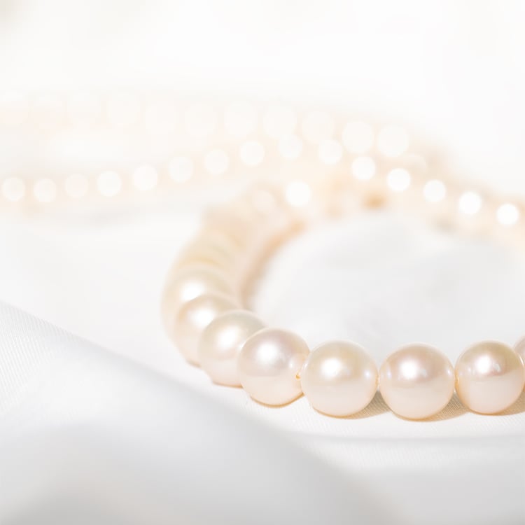 Elegantní zlatý náhrdelník s 6-6.50mm perlami Elodie 129786