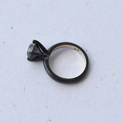 Zlatý prsten s černým rutheniem a 2ct černým diamantem Harley