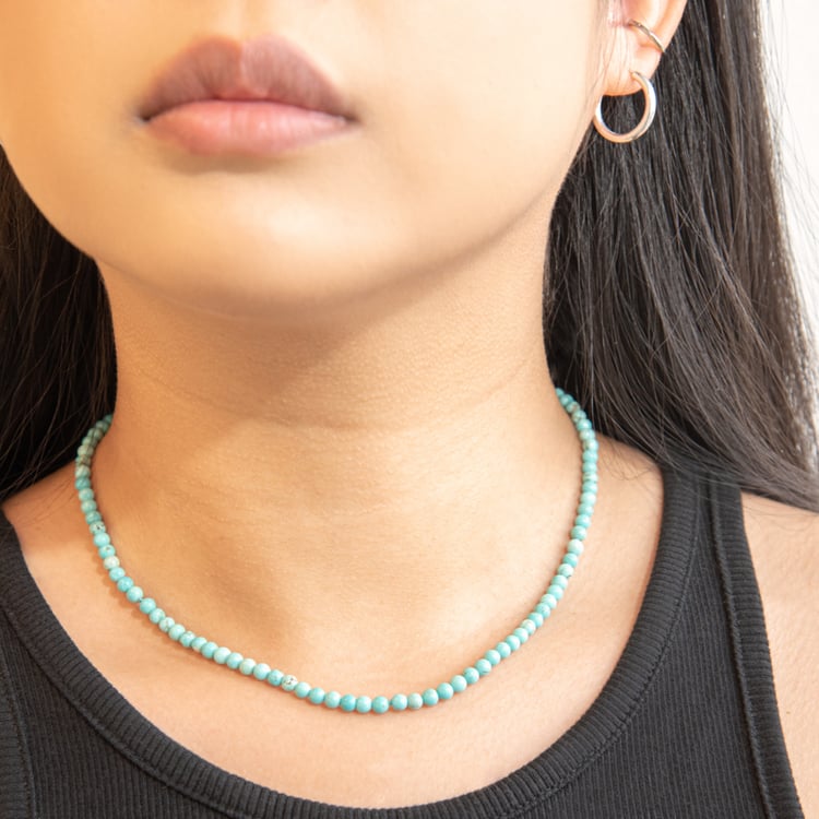 Stříbrný náhrdelník s howlitovými korálky Norma 104445