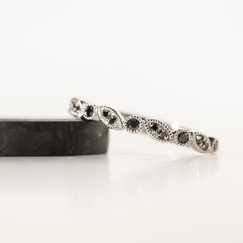 Černé diamanty ve zlatém eternity prstenu Sango