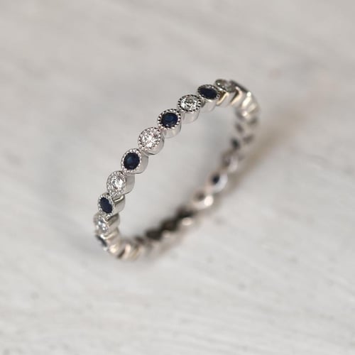 Zlatý eternity prsten s diamanty a modrými safíry Catalin