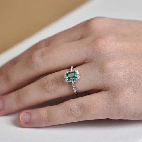 Smaragd ve zlatém prstenu s diamanty Cheniah