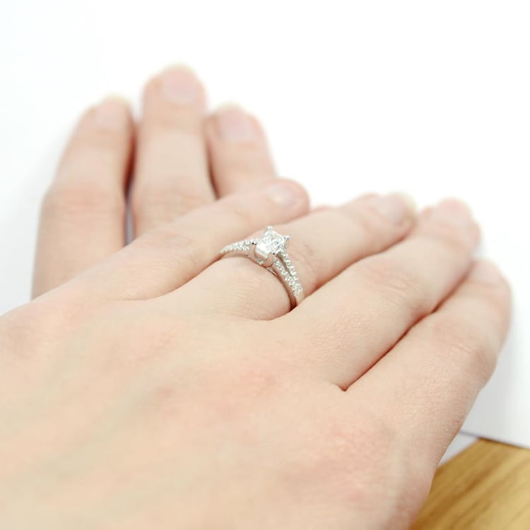 Zlatý diamantový prsten z 18k zlata na ruce Binty 5001