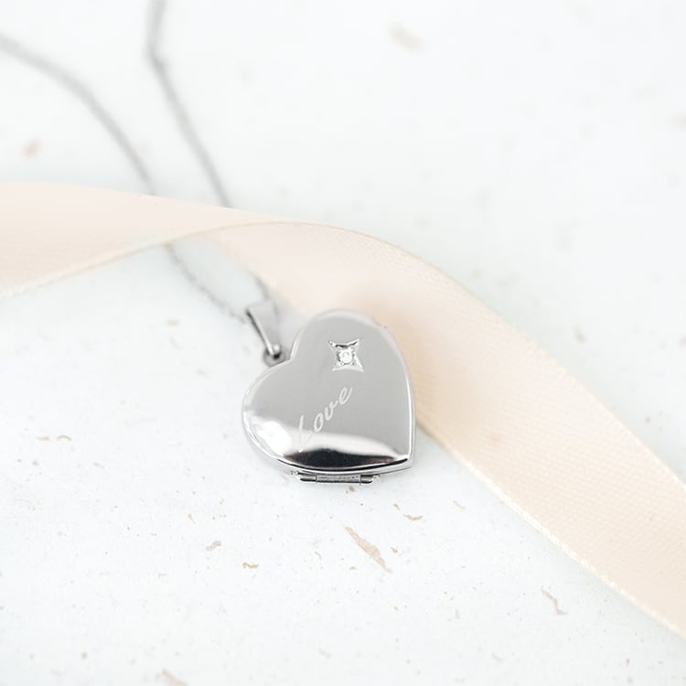 Srdíčkový medailon ze stříbra s diamantem 130430