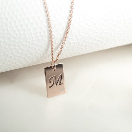 Stříbrný obdélníkový přívěsek s diamantem a gravírem písmene Sharron