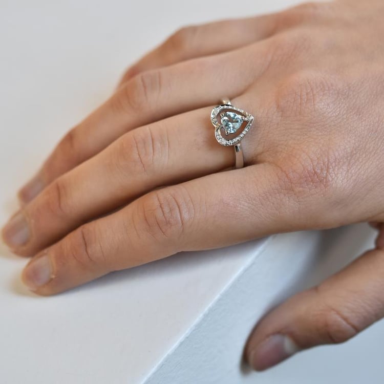 Zlatý prsten s akvamarínovým srdcem 27511