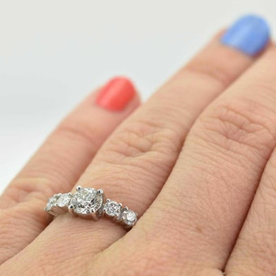 Zásnubní prsten s diamanty