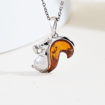 Veverka ve stříbrném přívěsku s jantarem Squirrel