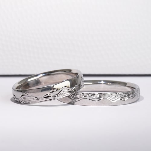 Snubní prsteny s ruční rytinou vln a diamanty Laurien