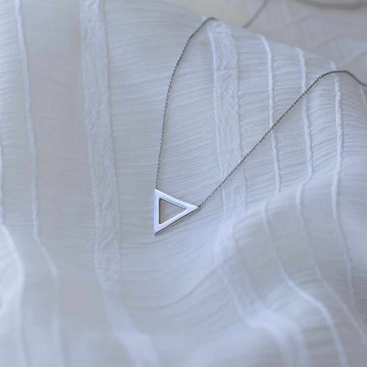 Stříbrný náhrdelník ve tvaru trojúhelníku AirTriangle 103957