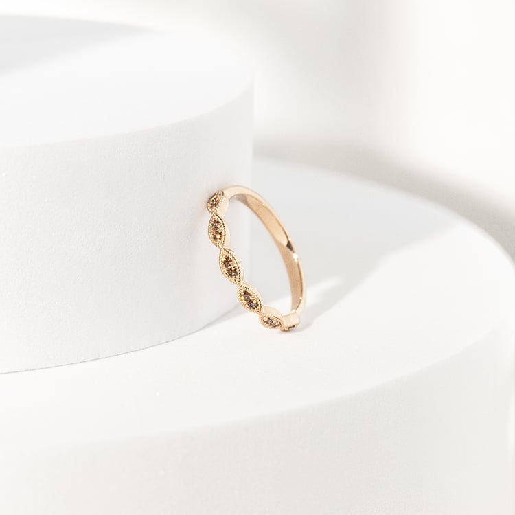 Něžný eternity prsten ze zlata s champagne diamanty Talita 142615