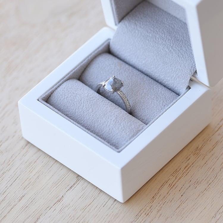 Prsten s oválným salt'n'pepper diamantem 62375