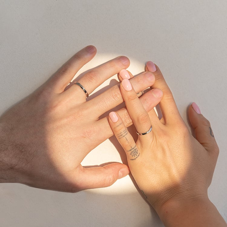 Netradiční půlkulatý snubní prsten ze zlata Abella 128353