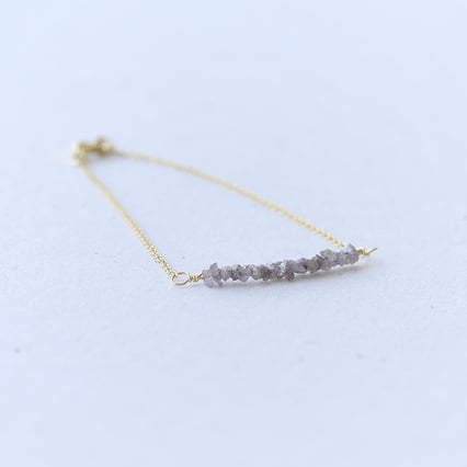 Zlatý náramek s růžovými nebroušenými diamanty Benaty