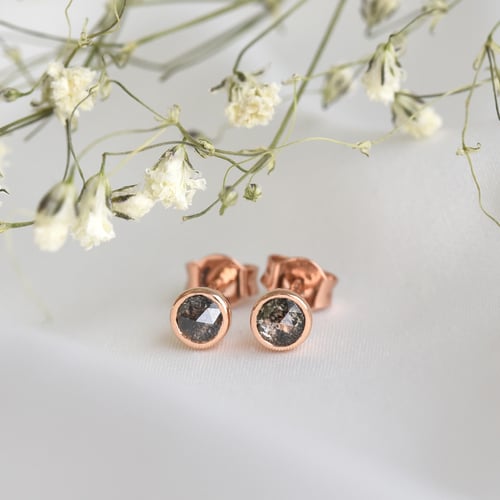 Zlaté bezel náušnice s 0.52ct salt and pepper diamanty Gledina