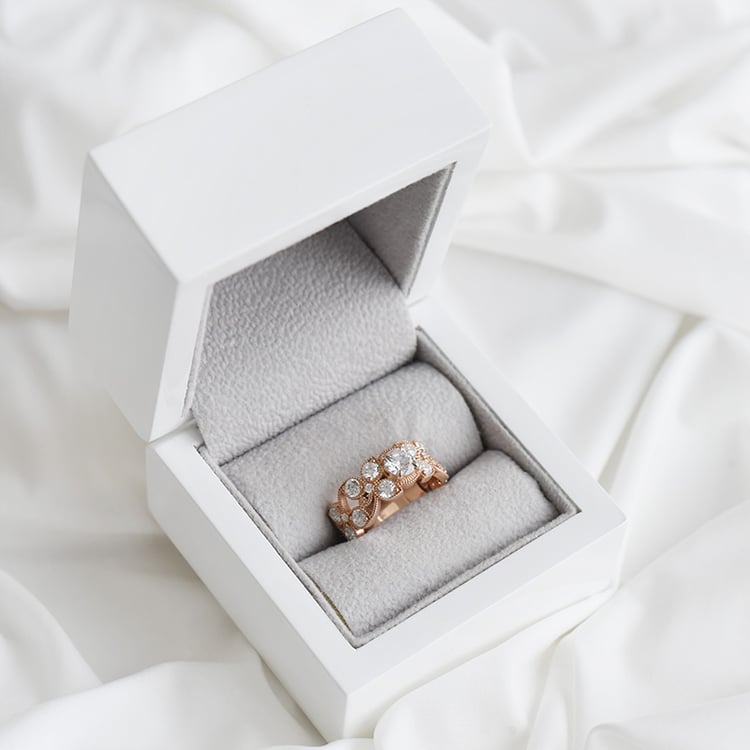 Prsten se syntetickými diamanty 91300