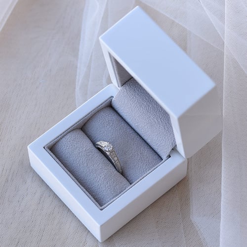 Zlatý vintage zásnubní prsten plný diamantů Keran