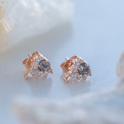 Náušnice se salt and pepper diamanty a moissanity Kruno