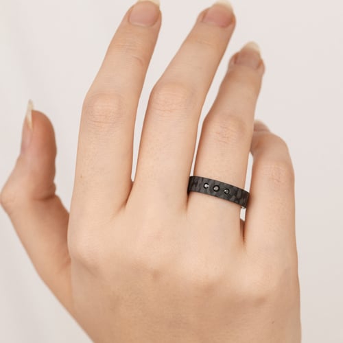Plochý prsten z karbonu a zlata s černými diamanty Walker