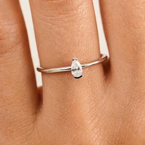 Minimalistický prsten ze zlata s lab-grown pear diamantem Valentin