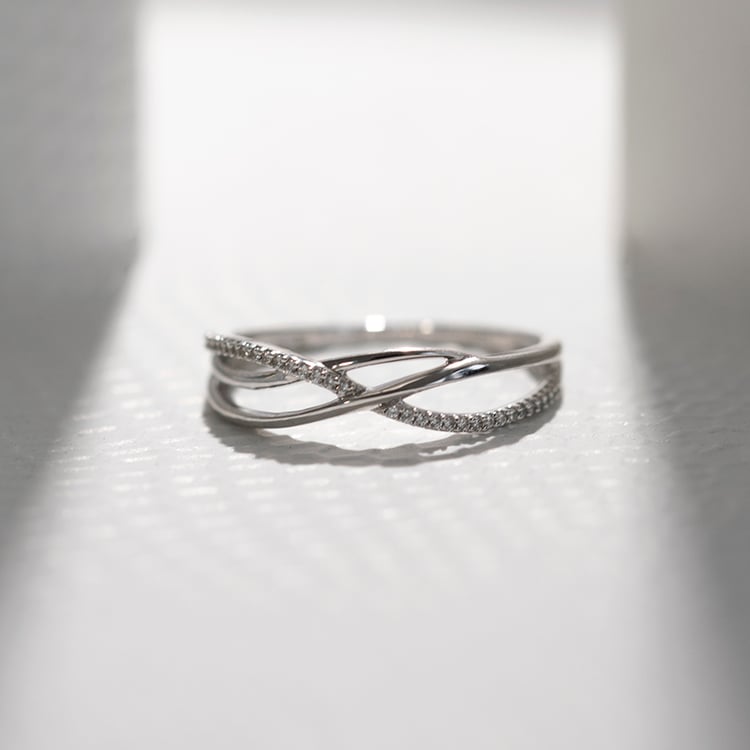 Netradiční diamantový prsten Izabelle 110325