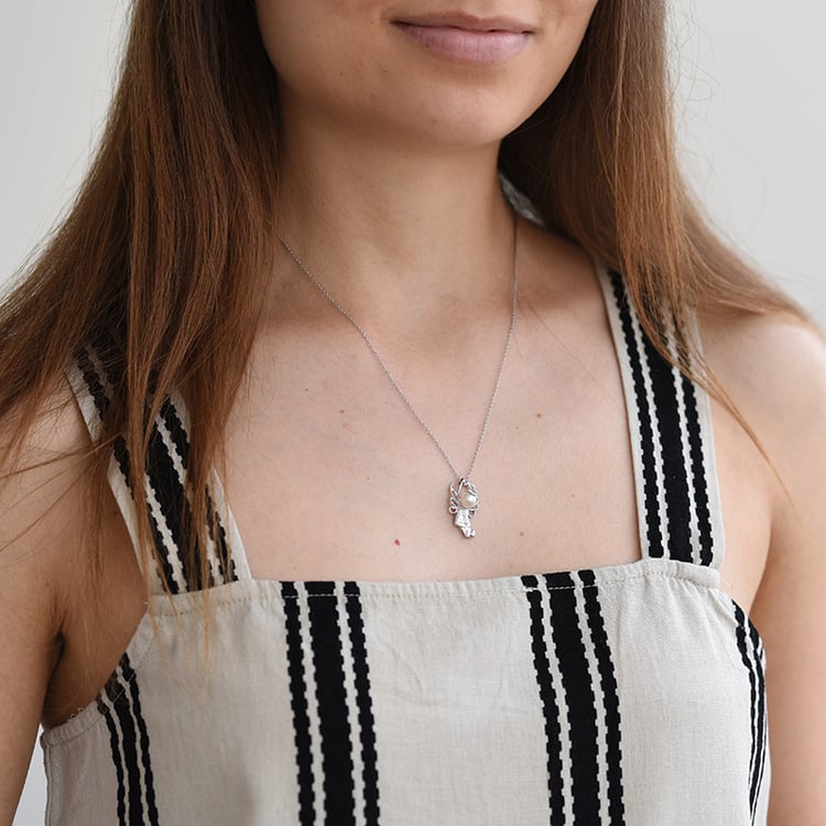 Stříbrný anděl s perlou a lab-grown diamanty Angel 104258