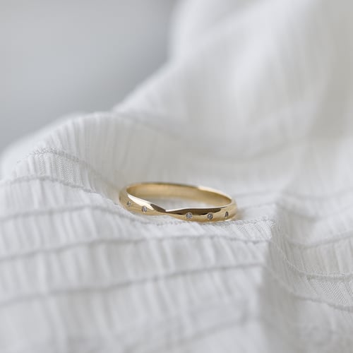 Zlatý zúžený eternity prsten s 1 mm diamanty Toskani