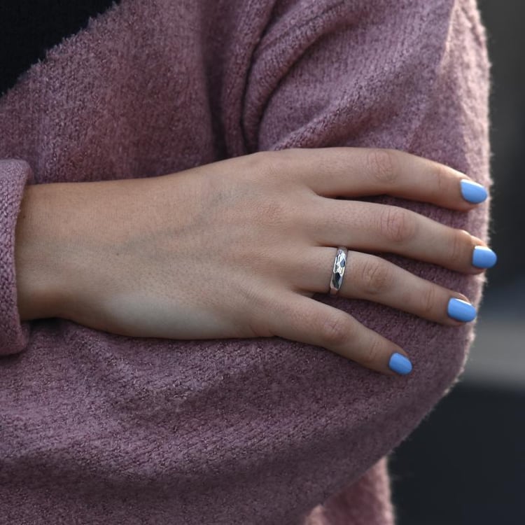 Dámský prsten s lesklým tepaným povrchem 49823